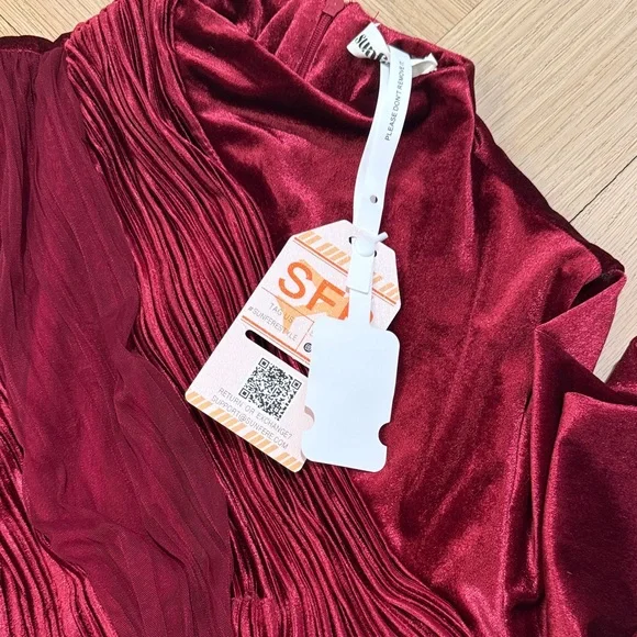 Luxurious Burgundy Long Sleeve Dress - Picture 2 of 3